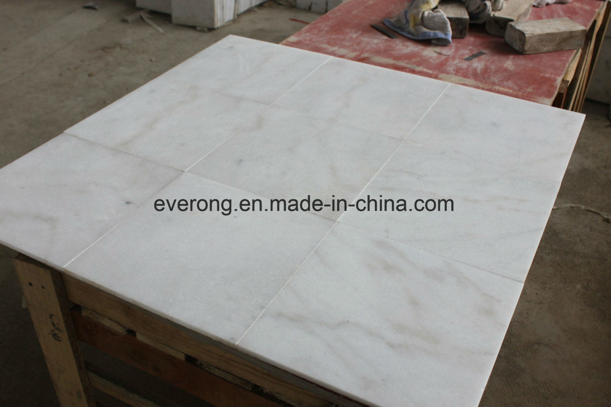 Guangxi White Marble Tile with Grey Veins for Floor/Wall Cladding
