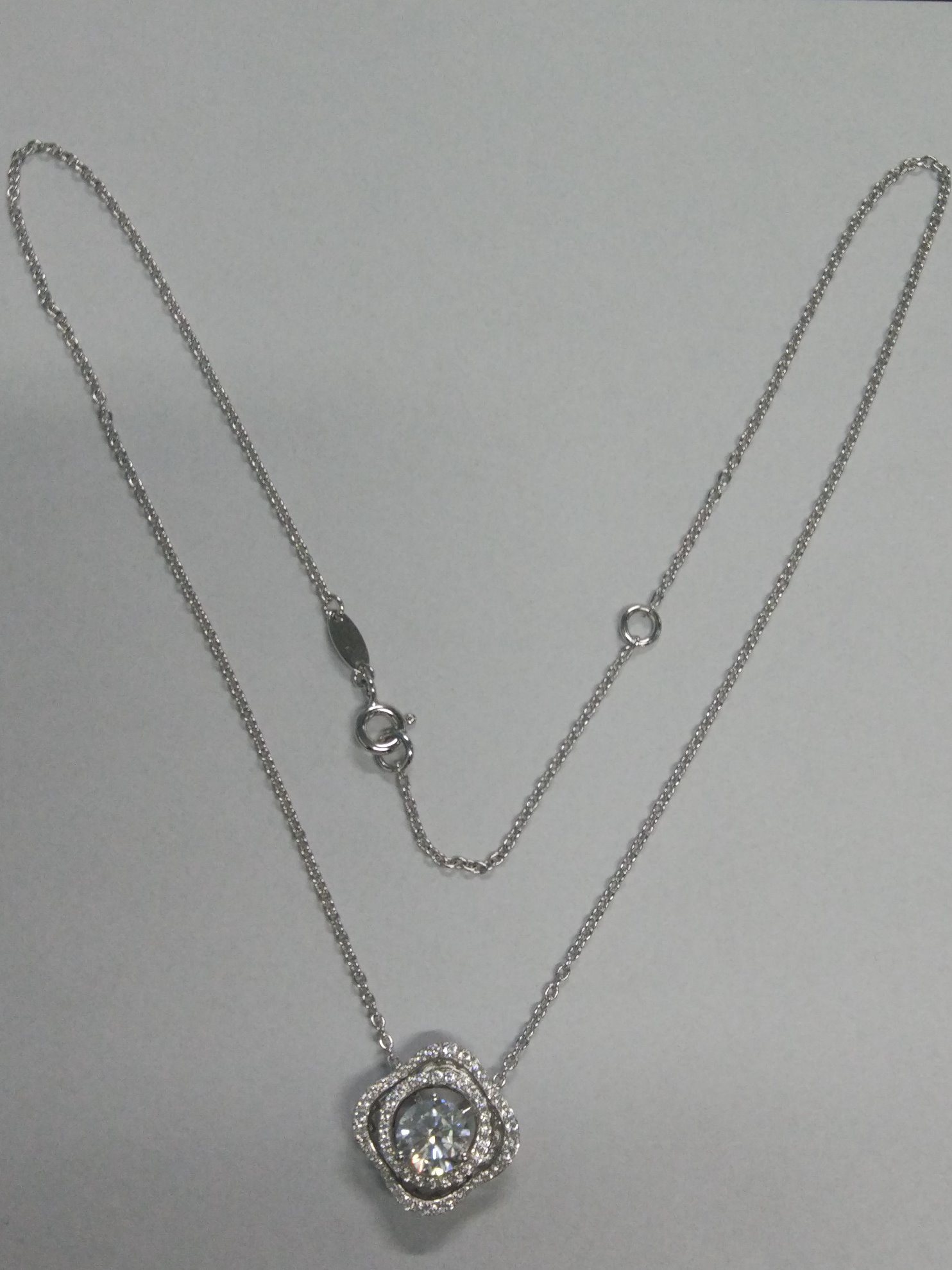Hot-Selling Necklace with Rotating Pendant