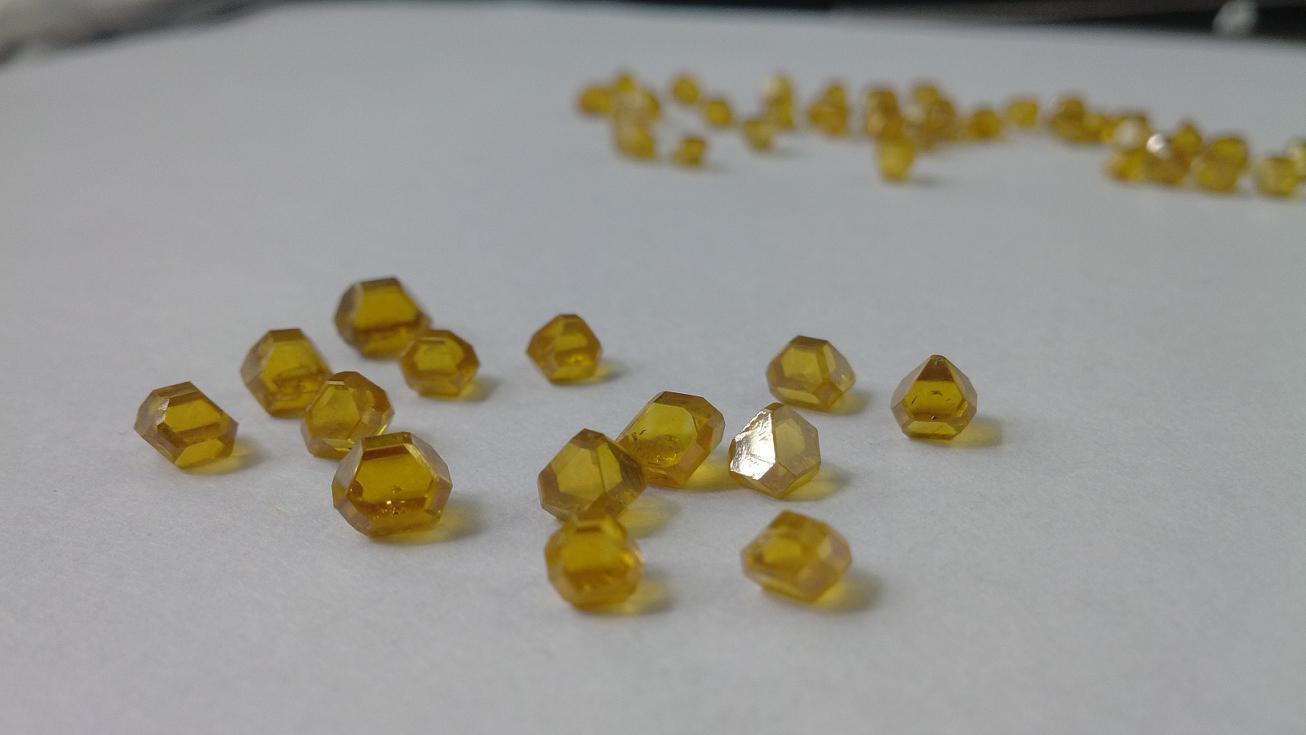 Synthetic Diamond Hpht Yellow Rough Diamond