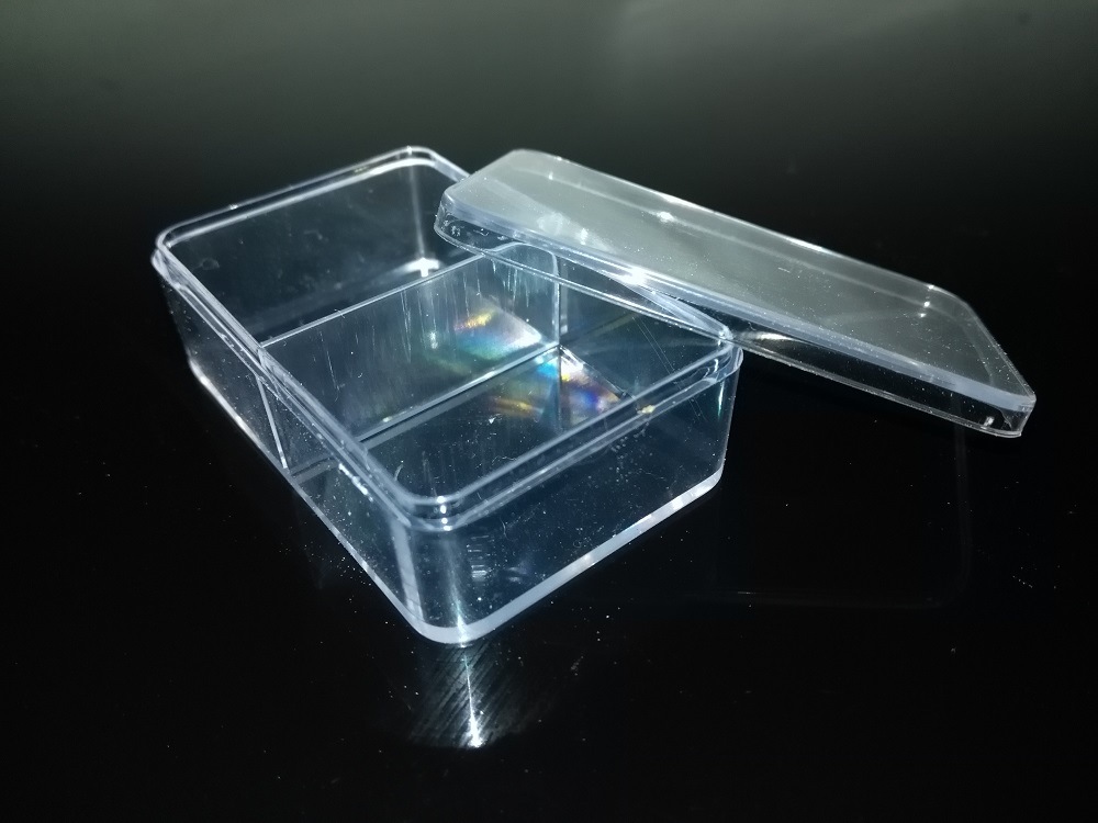 Clear Plastic with 2 Dividers for Wedges