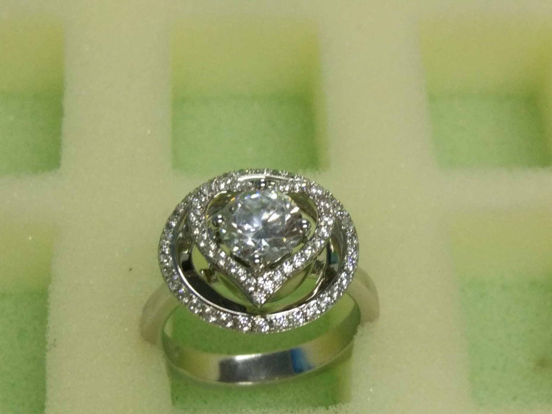 Hot-Selling Ring with Rotating Top Heart Part
