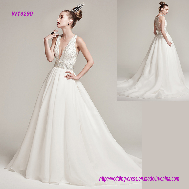 Lattice Patterns of Crystals and Pearls Decorated Wedding Dress
