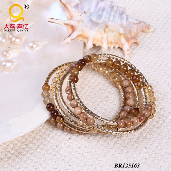 Trendy Large Coil Bracelet Made of Agate, Shell, Crystal (BR125163)