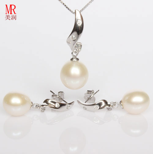 Silver Jewelry Set with White Pearls and CZ
