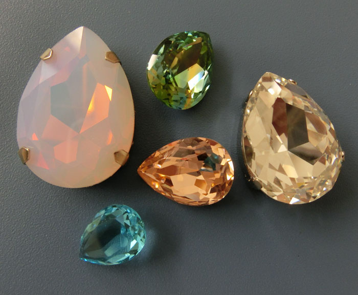 Factory Crystal Beads for Apparel with Two Holes and Different Color