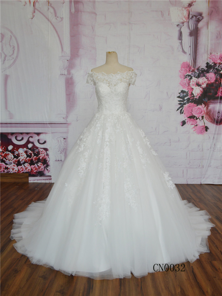Beautiful off-Shoulder Wedding Dress Ball Gown